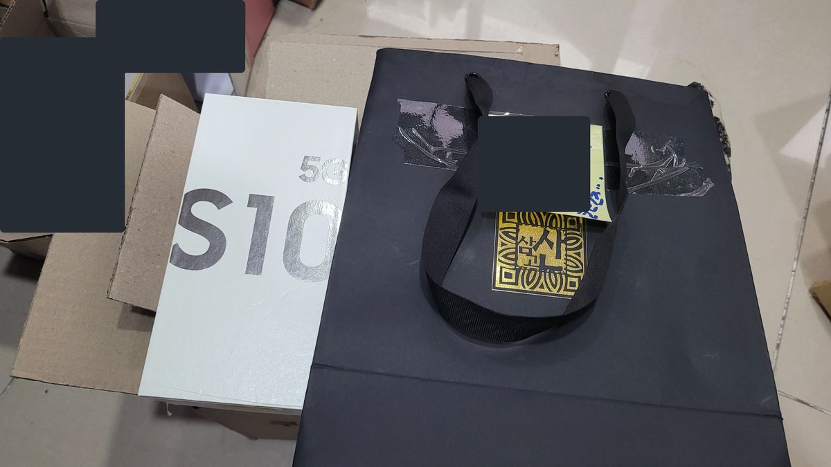 택배로 접수되어 도착한 갤럭시 S10 기기와 포장